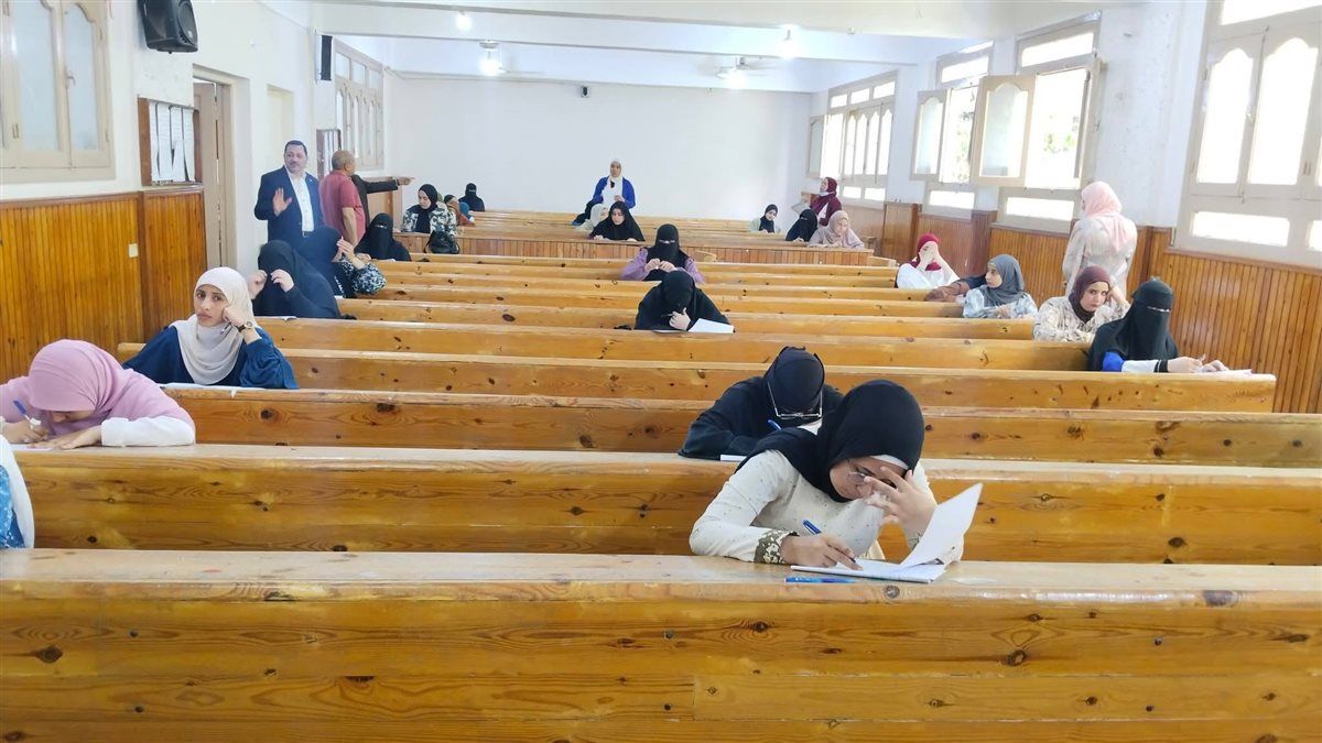 جانب من أعمال الامتحانات