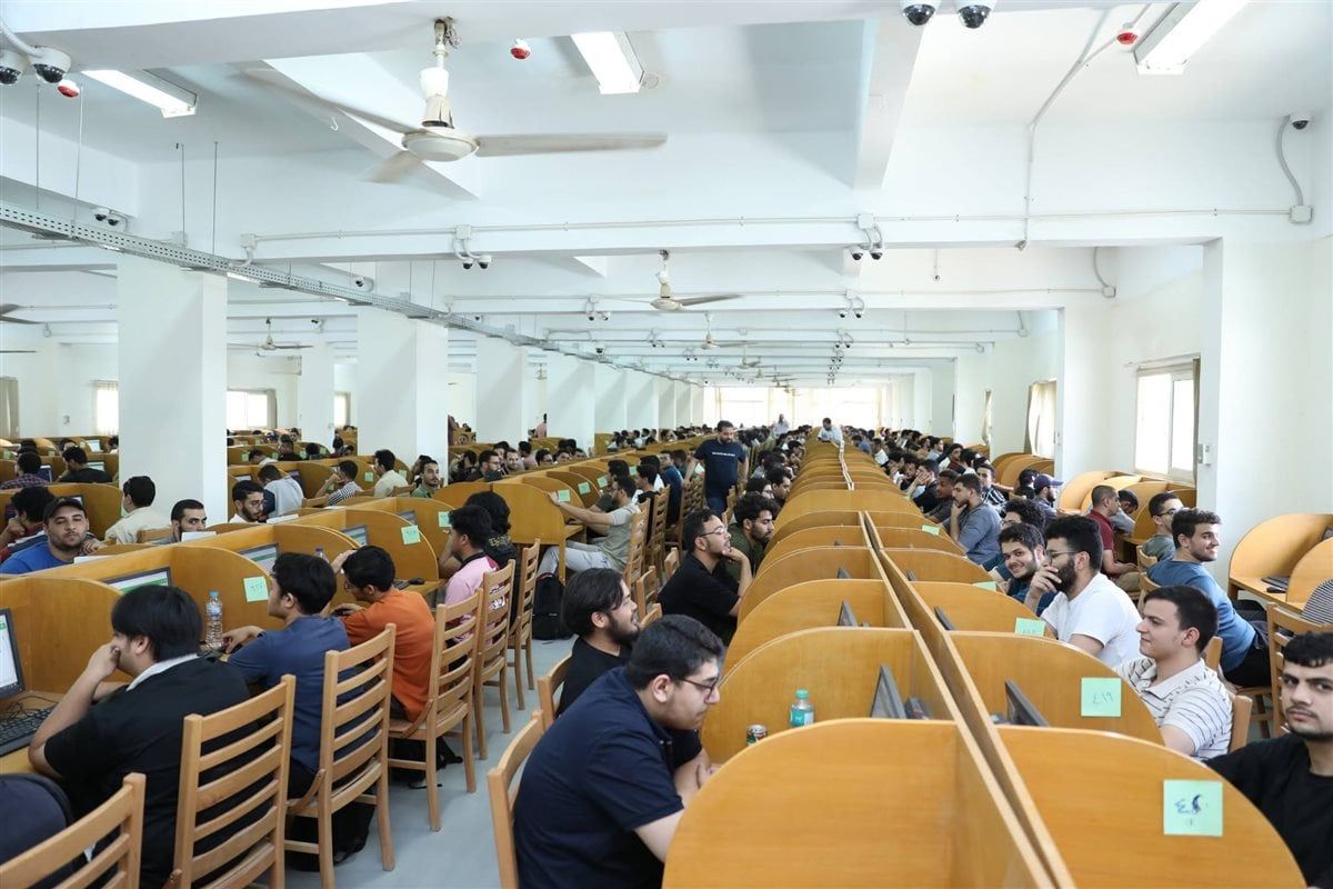 جانب من نائب رئيس الجامعة للامتحانات