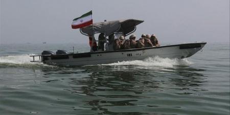 زورق حربي إيراني يجوب ساحة الثورة وسط طهران - أقرأ 24