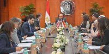 وزير الاستثمار يلتقي السفير البريطاني لتعزيز الشراكة الاقتصادية وتعميق التعاون الاستثماري والتجاري -  أقرأ 24
