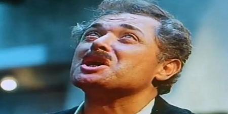 عدسات خاصة ومقابلة مكفوفين.. كواليس تحضير محمود عبد العزيز لـ الشيخ حسني -  أقرأ 24