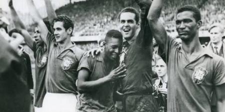 مونديال 2026 يشهد طرح قميص بيليه في نهائي 1958 بمزاد علني - أقرأ 24