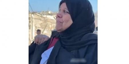 أم فلسطينية تحتضن ملابس ابنها بعد استشهاده إثر غارة إسرائيلية (فيديو) - أقرأ 24