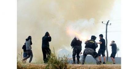 بوليفيا: اشتباكات بين الشرطة ومتظاهرين أغلقوا طريقا احتجاجا على الأزمة الاقتصادية
