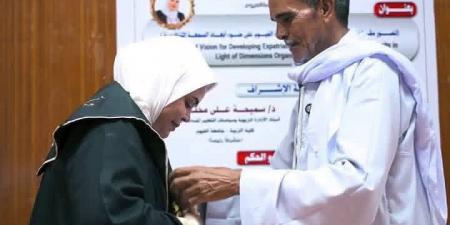 "كلمات ابنتي جبرت خاطري".. والد الدكتورة شيماء يروي رحلة كفاح من الفيوم إلى أكتوبر من أجل تعليم بناته -  أقرأ 24