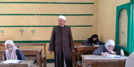 رئيس منطقة القليوبية الأزهرية يتابع امتحان النحو للقسم العلمي - أقرأ 24