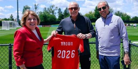 أبوريدة يستقبل عمدة سبوكين ويهديها قميص منتخب مصر - أقرأ 24