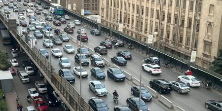 كثافات مرورية متحركة بالشوارع والمحاور الرئيسية في القاهرة والجيزة صباح اليوم - أقرأ 24