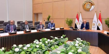 وزير الري يوجه بالإسراع في إعداد دليل إرشادي لتنظيم تشجير جسور المجاري المائية - أقرأ 24