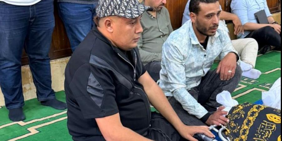 النظرة الأخيرة.. الحزن يسيطر على حمو يكا في جنازة والده| صور -  أقرأ 24
