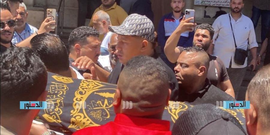وصول حمو بيكا لمسجد العمري بالإسكندرية استعدادا لصلاة الجنازة على والده - أقرأ 24