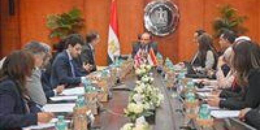 وزير الاستثمار يلتقي السفير البريطاني لتعزيز الشراكة الاقتصادية وتعميق التعاون الاستثماري والتجاري -  أقرأ 24