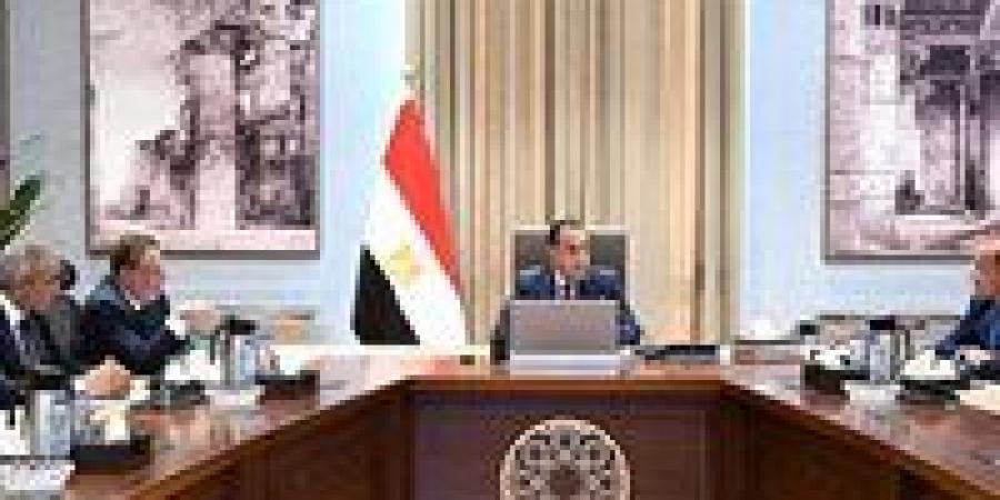 رئيس الوزراء يجتمع مع محافظ البنك المركزي ووزير المالية لاستعراض عددٍ من الملفات -  أقرأ 24