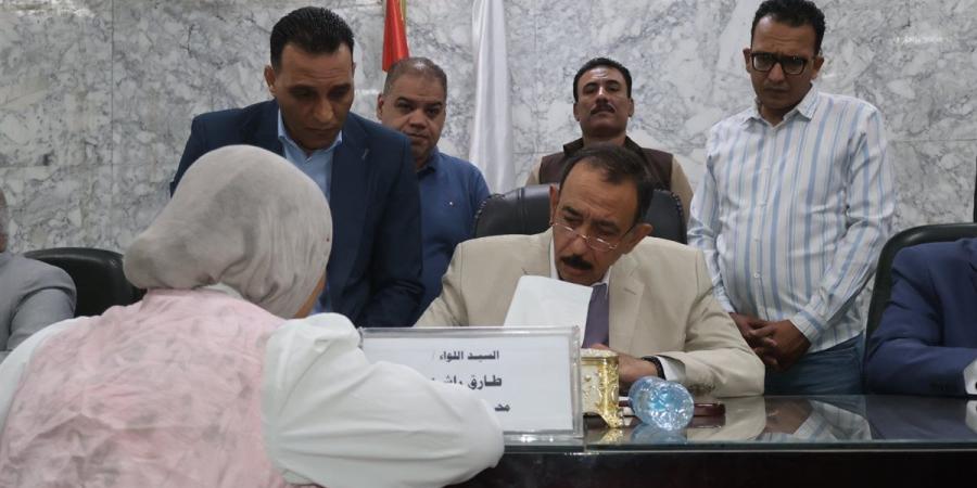 محافظ سوهاج يعقد اللقاء الجماهيري الأسبوعي لبحث مطالب المواطنين وحل مشكلاتهم - أقرأ 24