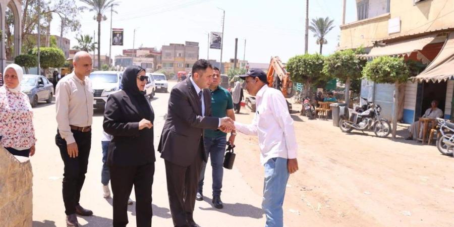 محافظ دمياط يتفقد مدينة السرو سيرا على الأقدام - أقرأ 24