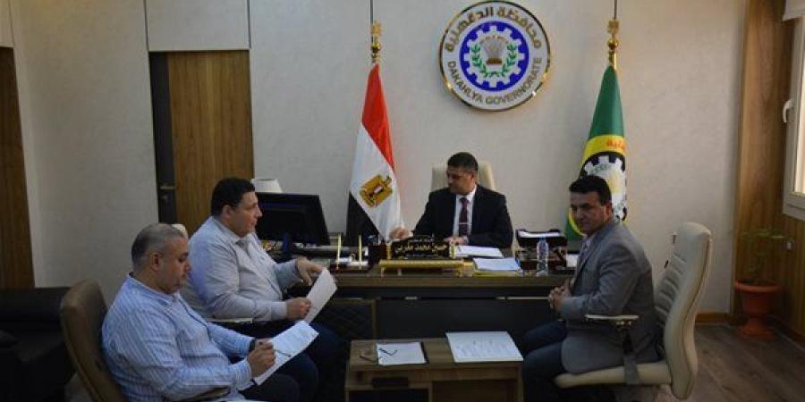 نائب محافظ الدقهلية يبحث طلبات التصرف الخاصة بمستثمري المنطقة الصناعية في جمصة - أقرأ 24