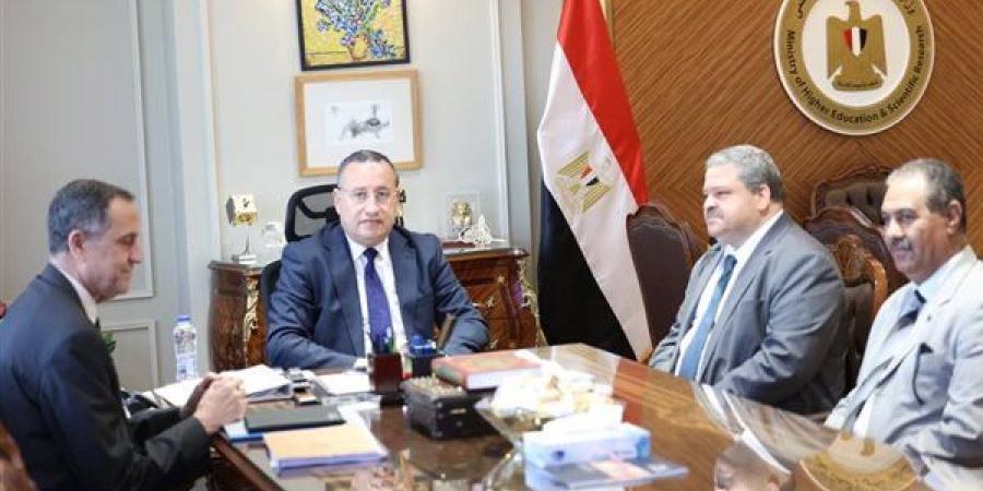 وزير التعليم العالي يبحث تطوير منظومة الجودة والاعتماد بالتعليم الفني - أقرأ 24