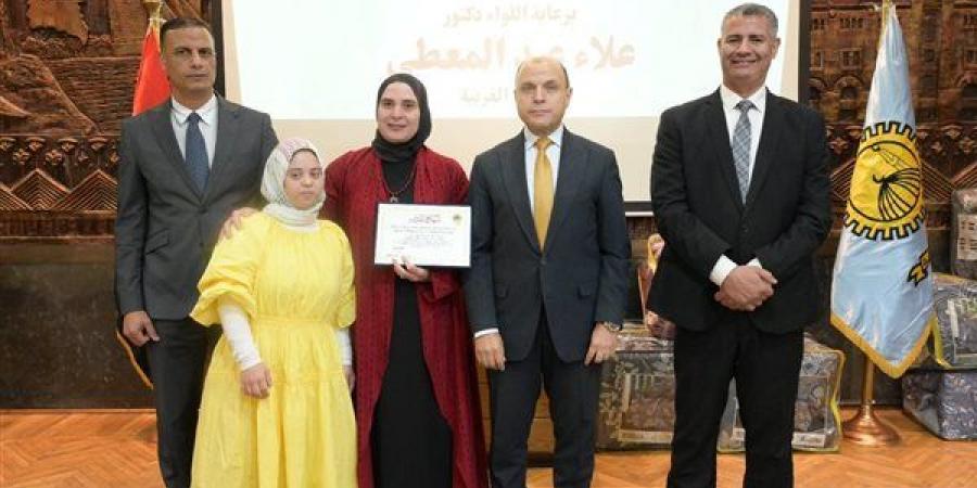محافظ الغربية يكرم الامهات المثاليات ويؤكد : الأم المصرية أساس بناء الوطن - أقرأ 24