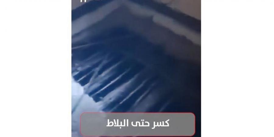 زوج يدمر شقة الزوجية قبل تسليمها لطليقته وأولاده (فيديو) - أقرأ 24
