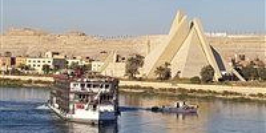 شحوط باخرة نيلية في عرض نهر النيل بالمنيا -  أقرأ 24