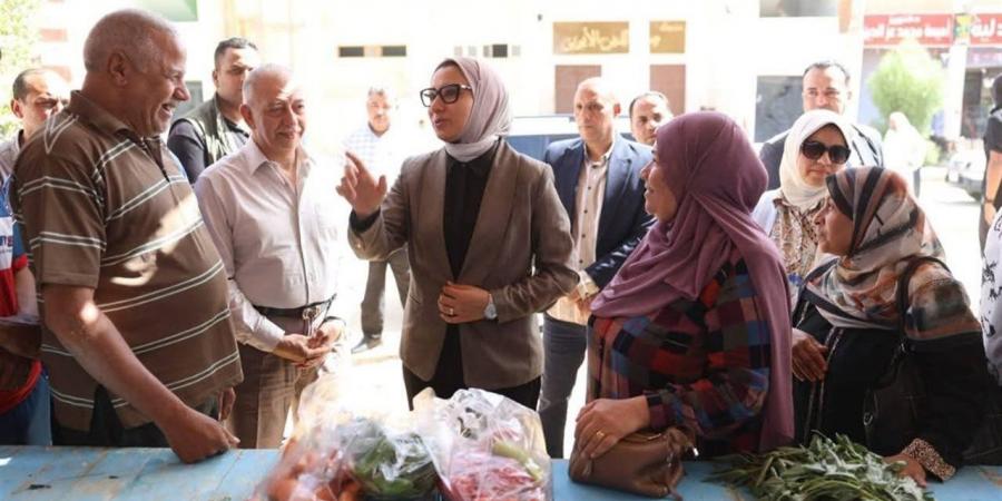محافظ الوادي الجديد تتفقد منفذ الوحدة المحلية بحي أرض السلام بالخارجة - أقرأ 24