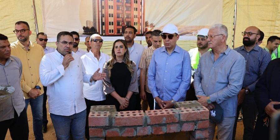 محافظ المنيا يضع حجر أساس مشروع “عمارات النخيل” بأرض الروبة - أقرأ 24
