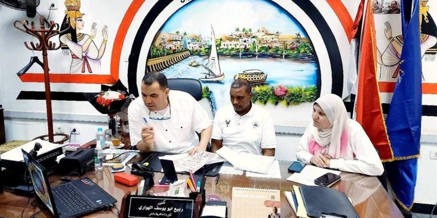 وكيل "تعليم أسوان" يناقش مع مديري الإدارات آليات صرف مستحقات الخدمات المعاونة بالمدارس - أقرأ 24
