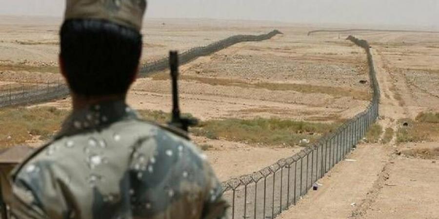 ضبط 7760 مخالفاً لأنظمة الإقامة والعمل وأمن الحدود في مناطق المملكة خلال أسبوع - أقرأ 24