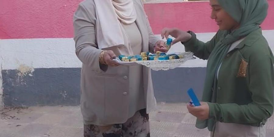بالورود والشيكولاتة والمياه.. تعليم الفيوم يرسم البسمة على وجوه طلاب الإعدادية أثناء  امتحان اللغة الإنجليزية -  أقرأ 24