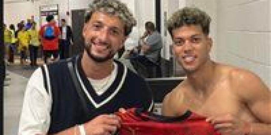 إمام عاشور يهدي وسام أبو علي مهاجم الأهلي السابق قميص منتخب مصر بعد ودية البرازيل.. صور -  أقرأ 24