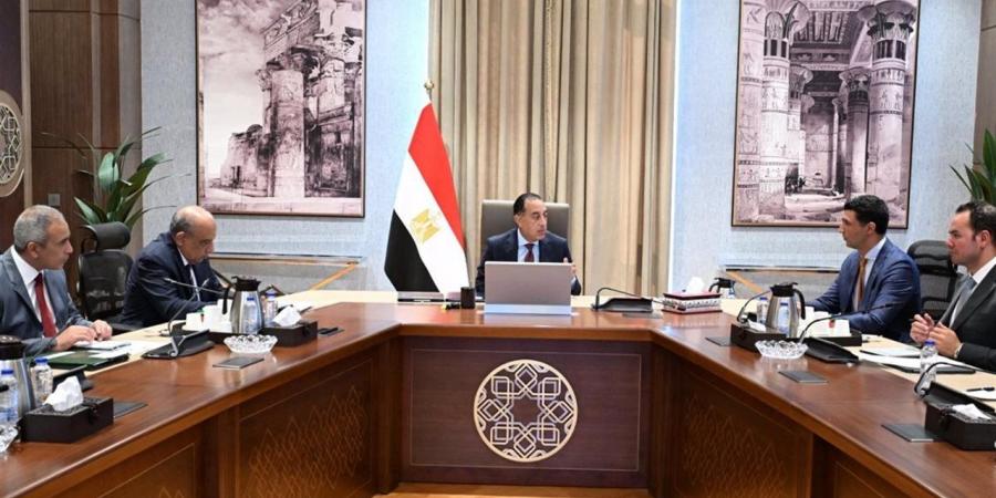 مدبولي يوجه بالإسراع في إطلاق مبادرة "الطاقة الشمسية" للمصانع والمنازل - أقرأ 24