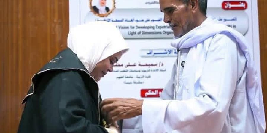 "كلمات ابنتي جبرت خاطري".. والد الدكتورة شيماء يروي رحلة كفاح من الفيوم إلى أكتوبر من أجل تعليم بناته -  أقرأ 24