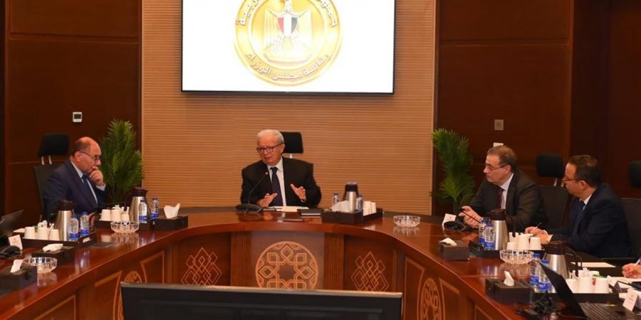 نائب رئيس مجلس الوزراء للشؤون الاقتصادية يتابع جهود تطوير الأداء بالجهاز الإداري للدولة - أقرأ 24