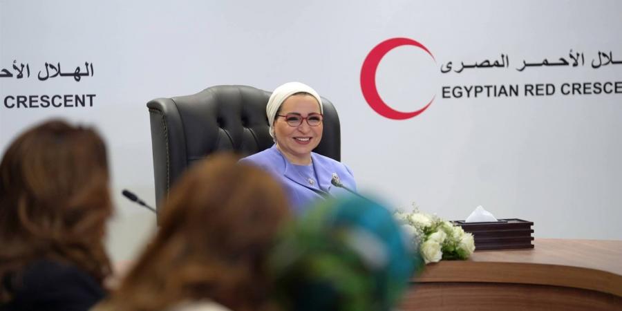 السيدة انتصار السيسي تشهد إرسال المساعدات الإنسانية لغزة وتلتقي متطوعي الهلال الأحمر المصري -  أقرأ 24