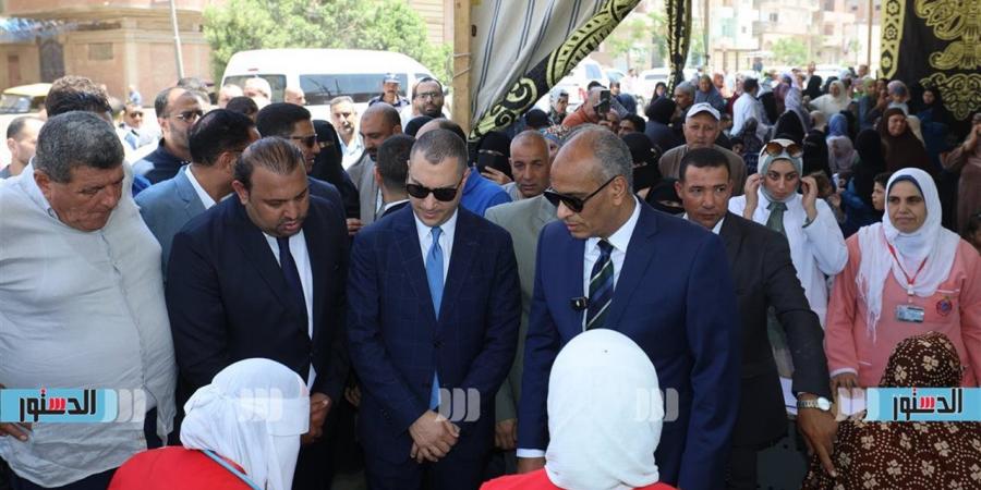 قافلة طبية للكشف مجانا على إحدى قرى كفر الشيخ.. والمحافظ ندعم الأسر الأولى بالرعاية - أقرأ 24
