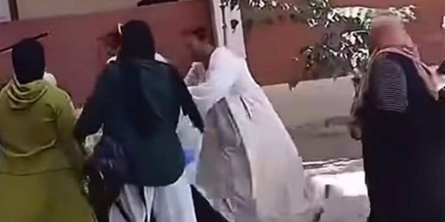 بعد واقعة الاعتداء على معلمتين.. تربوي يطالب بتغليظ عقوبة الاعتداء على المعلمين - أقرأ 24