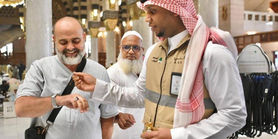 بخور يعبق بالسكينة.. عناية متواصلة بتبخير المسجد النبوي وتعطيره