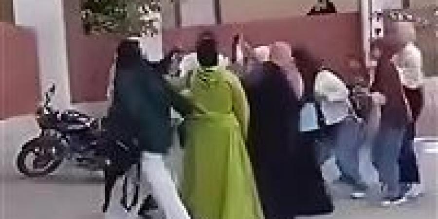 ولية أمر مش مدرسة .. الأمن يفحص فيديو الاعتداء على سيدة داخل مدرسة الشرقية -  أقرأ 24