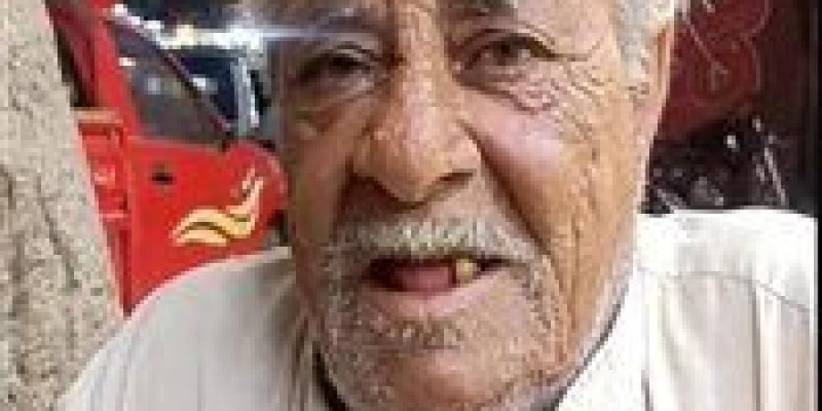 الحبس سنة مع الشغل لشاب سرق عم شعبان بائع جرائد بأسلوب المغافلة في حلوان -  أقرأ 24
