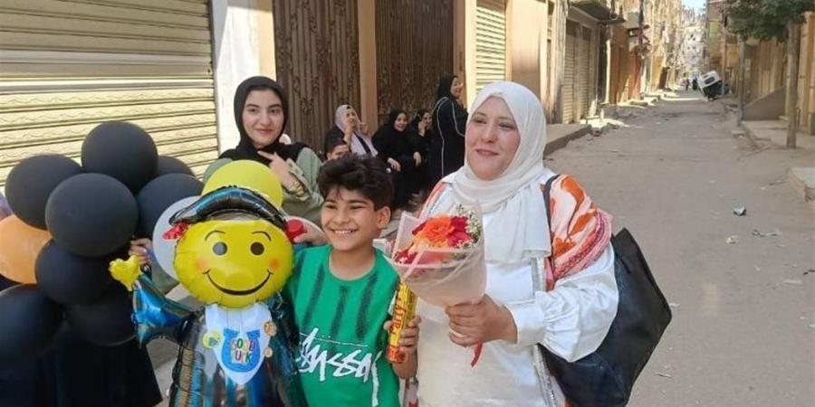 أمهات المنوفية يستقبلن أبناءهن بالورود والشيكولاتة عقب انتهاء امتحانات الإعدادية - أقرأ 24