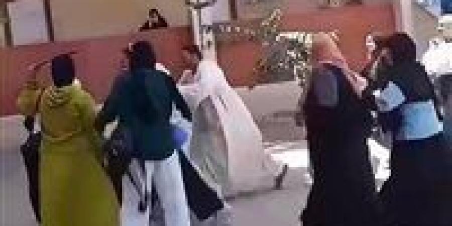 الاعتداء على معلمة داخل مدرسة بعد رفض الغش في الامتحانات.. تفاصيل الواقعة -  أقرأ 24
