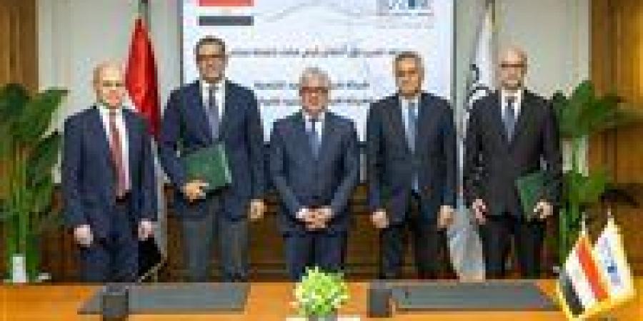 باستثمارات 27 مليون دولار.. رئيس اقتصادية قناة السويس يشهد توقيع مشروع شركة «أفيلون» الكندية لصناعة المنسوجات التقنية -  أقرأ 24