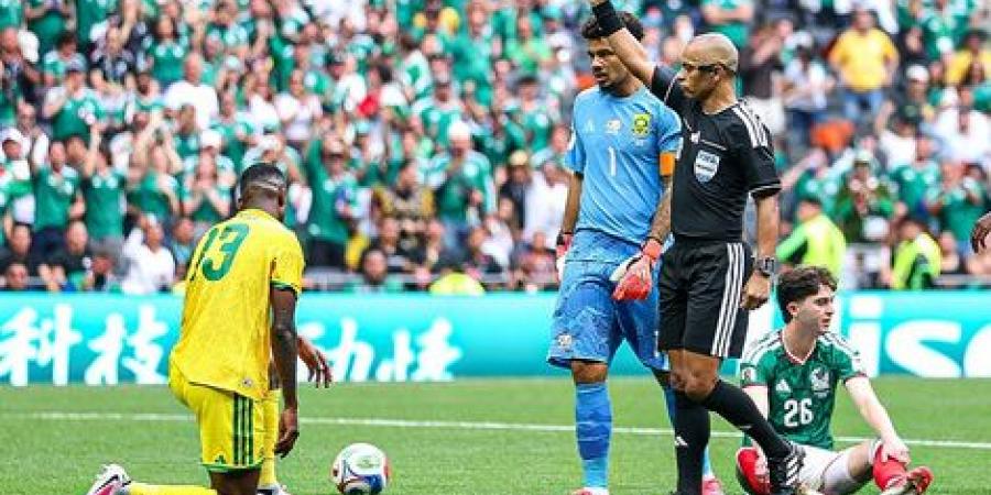 يايا سيتولي لاعب منتخب جنوب أفريقيا يدخل تاريخ كأس العالم من الباب الأصعب بعد ليلة كارثية أمام المكسيك -  أقرأ 24