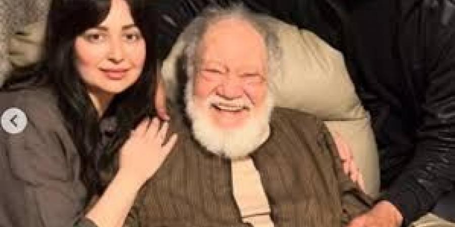 زيارة عزيزة تهز القلب.. هبة مجدي وزوجها يزوران يحيي الفخراني في منزله -  أقرأ 24