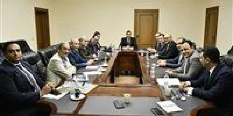 وزير الشباب والرياضة يجتمع برؤساء الاتحادات النوعية لدعم الرياضة -  أقرأ 24