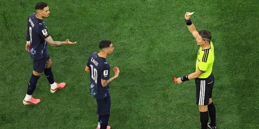 سابقة تاريخية في المونديال.. "الفار" يطبق قاعدة تصحيح الهوية الخاطئة لأول مرة - أقرأ 24