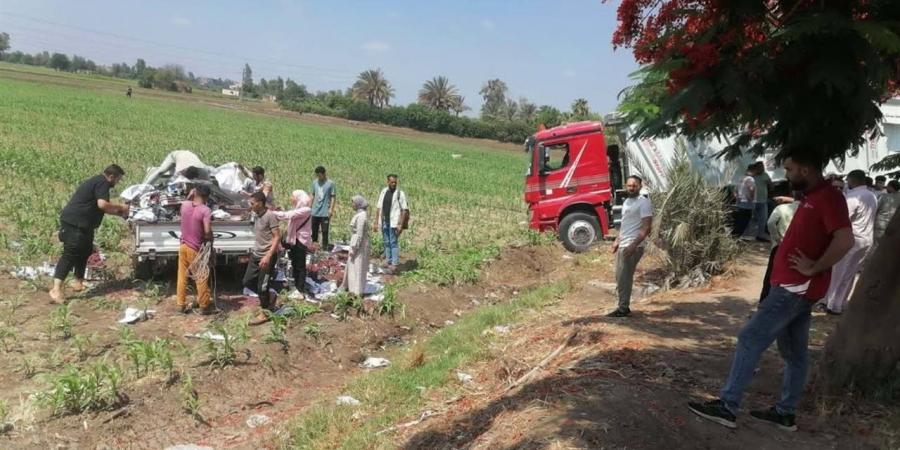 سقوط "سيارة عنب" إثر تصادم تريلا وربع نقل على طريق شبين الكوم – قويسنا - أقرأ 24