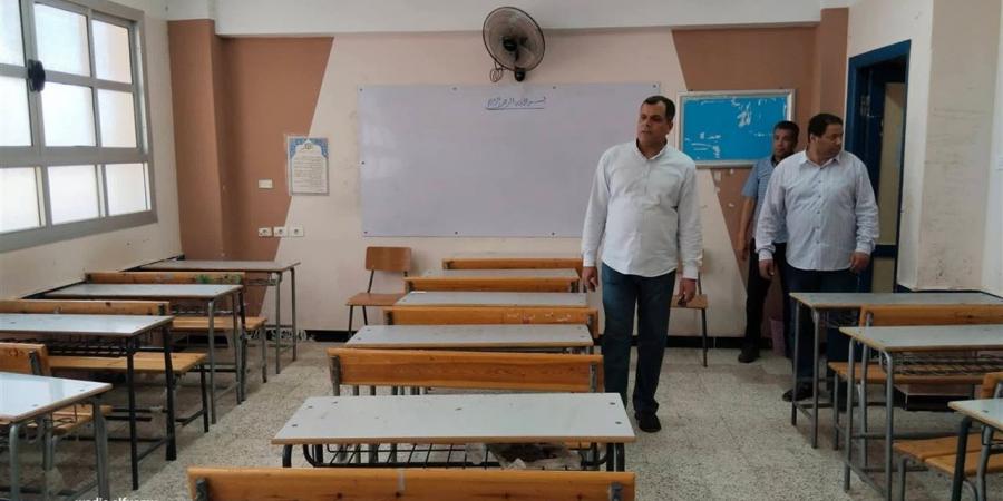 وكيل تعليم دمياط يتفقد استعدادات لجان الثانوية العامة - أقرأ 24
