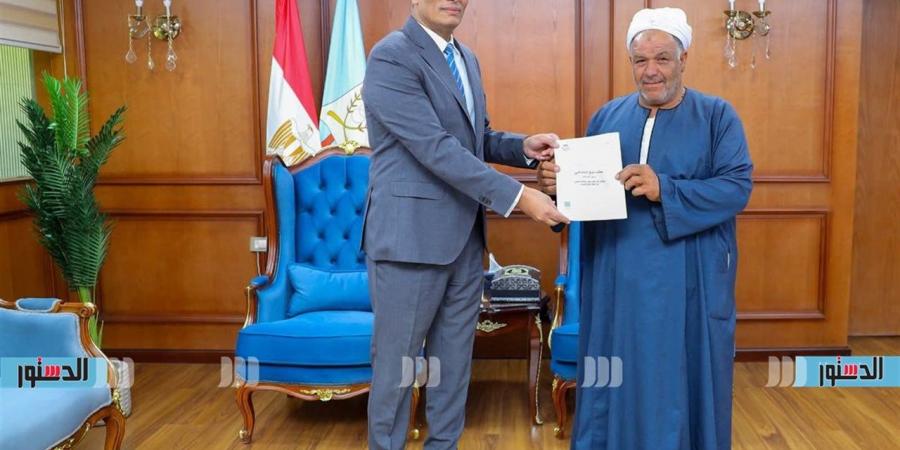 بتيسيرات غير مسبوقة.. محافظ كفرالشيخ يُسلّم 18 عقد تقنين أملاك دولة للمواطنين - أقرأ 24