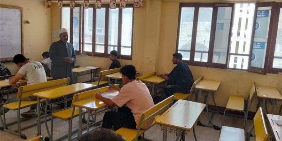 طلاب الأدبي بالثانوية الأزهرية يؤدون امتحان التاريخ - أقرأ 24